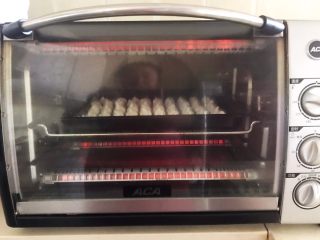 20、宝宝健康食谱  原味蛋白糖,把烤盘放入提前预热好的烤箱里，上下火110W，烤70分钟，关火后焖10分钟