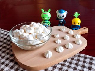 23、宝宝健康食谱  原味蛋白糖,我的烤箱有点小，一烤盘就能烤这么一小碗，忙了2个小时，不到5分钟就功夫就吃光光了~