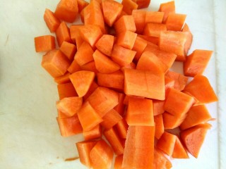 3、炒馒头丁,胡萝卜切丁