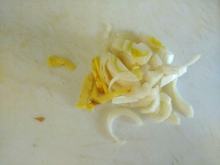 4、炒馒头丁,葱姜切碎