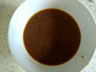 5、炒馒头丁,小碗中放入两勺生抽，一勺醋，适量盐，一勺淀粉，适量清水，调匀