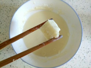 8、炒馒头丁,把馒头丁粘上面粉汁