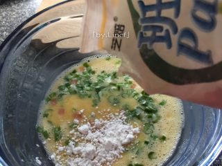 5、火腿蒜香鸡蛋卷,加入少许班戟粉（没有可用生粉代替），约小半勺，搅拌均匀