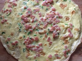 8、火腿蒜香鸡蛋卷,煎好的蛋饼可倒入干净的餐盘或砧板上