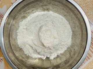 1、零失败老婆饼,先准备酥油的面粉。