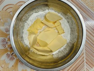 2、零失败老婆饼,加入酥油份量里的黄油。