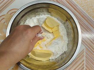 3、零失败老婆饼,下手抓，先捏碎，加几滴食用油可快速和面。然后再揉面。