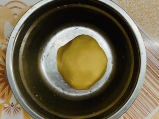 4、零失败老婆饼,揉成光滑的面团备用。