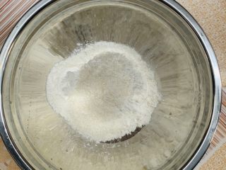 5、零失败老婆饼,准备外皮的面粉量和和面的白糖。