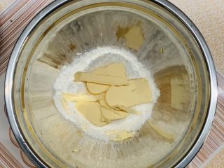 6、零失败老婆饼,加入外皮份量里的黄油。