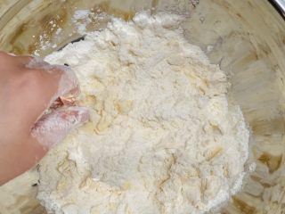 8、零失败老婆饼,黄油揉碎成小颗粒了就可以。