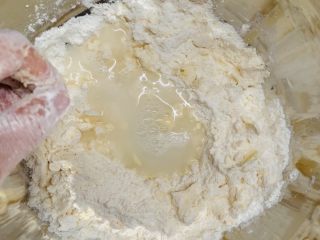 9、零失败老婆饼,加入水油皮份量里的水。