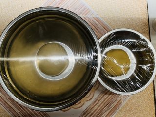 11、零失败老婆饼,两个面团全部用保鲜膜包裹醒发半小时。