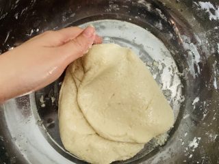 26、零失败老婆饼,加几滴食用油防止粘手更好把芝麻和到粉团里。