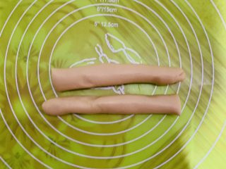 28、零失败老婆饼,把外皮面团揉搓排气揉成长条。