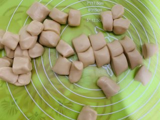 29、零失败老婆饼,分成等量小剂子，43个。