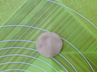 34、零失败老婆饼,取一个外皮小剂子手掌摁扁。