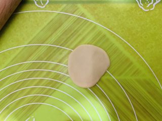 35、零失败老婆饼,擀面杖擀开面剂，看着能包起酥油就可以了，不用擀太薄。