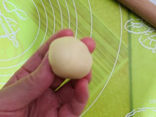 38、零失败老婆饼,整理成光滑的小面团。