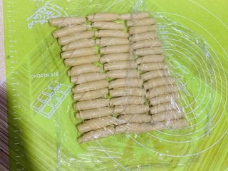 44、零失败老婆饼,保鲜膜盖起来醒发20分钟。