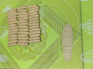 46、零失败老婆饼,再用擀面杖擀成长条。