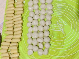 51、零失败老婆饼,醒发的间隙把糯米馅料分成43小份。