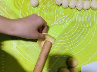 54、零失败老婆饼,擀面杖把外圈慢慢擀开。