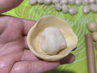 57、零失败老婆饼,放入糯米馅料。