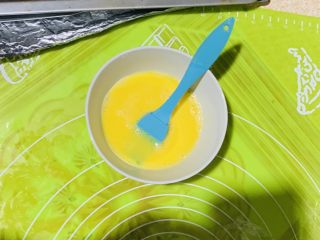 61、零失败老婆饼,鸡蛋打散备用。