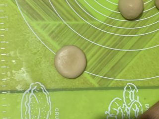 62、零失败老婆饼,面剂轻轻摁压成扁，不要太扁。手掌轻轻按压一下整理均匀就可以了。