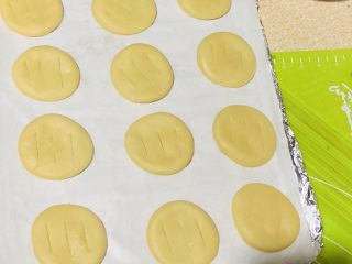 64、零失败老婆饼,摆上烤盘里用刀划3刀花纹。