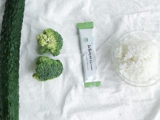 1、春意盎然之西兰花海苔饭团,食材准备:黄瓜1根 拌饭海苔1包 西兰花2朵 白米饭1碗 海苔1片 (我这是给宝宝做的辅食餐,如果年龄稍大一点的小孩可以适量添加调味料和香油)