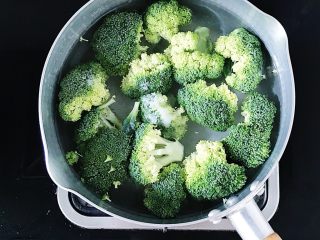 2、春意盎然之西兰花海苔饭团,食材处理:西兰花洗净加适量食盐一同焯熟