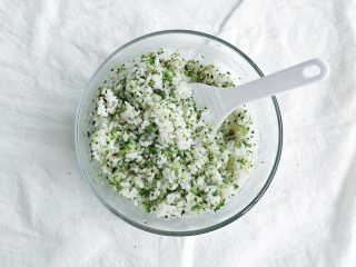 8、春意盎然之西兰花海苔饭团,搅拌一起 (是不是已经很有食欲啦)