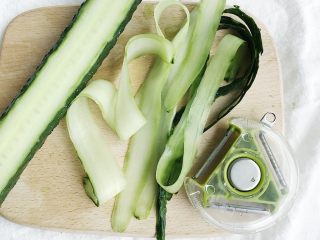 9、春意盎然之西兰花海苔饭团,黄瓜去皮用削皮器消出薄薄的长条薄片(普通的削皮器也可以 就是需要多花点耐心)