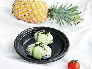 12、春意盎然之西兰花海苔饭团,最好放一些海苔丝装饰一下就完成了 是不是很可爱