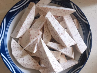 1、芋头酥,芋头切块