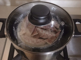 2、芋头酥,上锅蒸制用筷子能够轻松戳穿