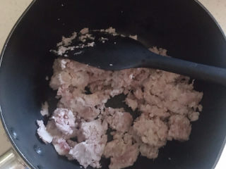 3、芋头酥,趁热捣碎。