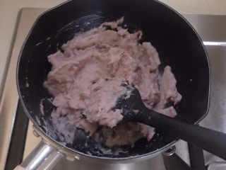 4、芋头酥,加入适量牛奶和冰糖小火翻炒