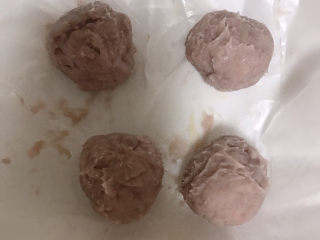 5、芋头酥,炒到水分变少后放凉。分成4分，揉圆