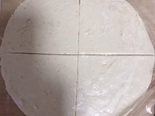 6、芋头酥,手抓饼稍微解冻。切成4块。