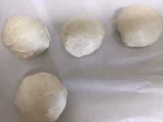 7、芋头酥,包上芋头馅揉圆，开口向下摆。