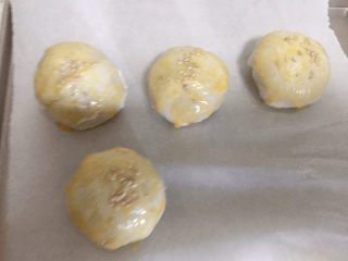 8、芋头酥,刷上蛋黄液，撒上芝麻。烤箱180度烤18分钟。