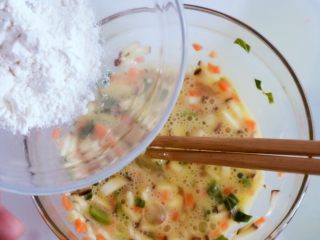 8、宝宝辅食之时蔬厚蛋烧,搅拌均匀后倒入需要的10g面粉