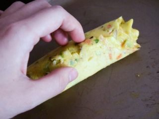 14、宝宝辅食之时蔬厚蛋烧,卷好的厚蛋烧