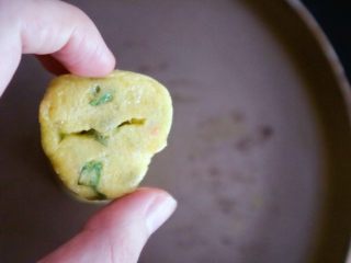 15、宝宝辅食之时蔬厚蛋烧,因为两边可能受热不均匀，两边记得烙下