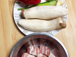 1、杏鲍菇炒肉片,准备好食材。杏鲍菇、红椒、五花肉、葱姜蒜。