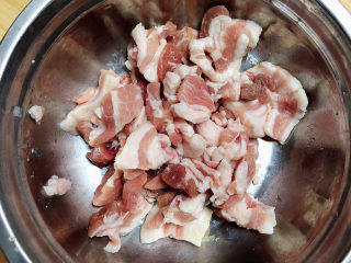 4、杏鲍菇炒肉片,五花肉块切成薄片儿待用。