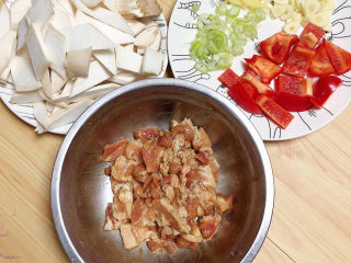 6、杏鲍菇炒肉片,五花肉腌制5-10分钟即可。